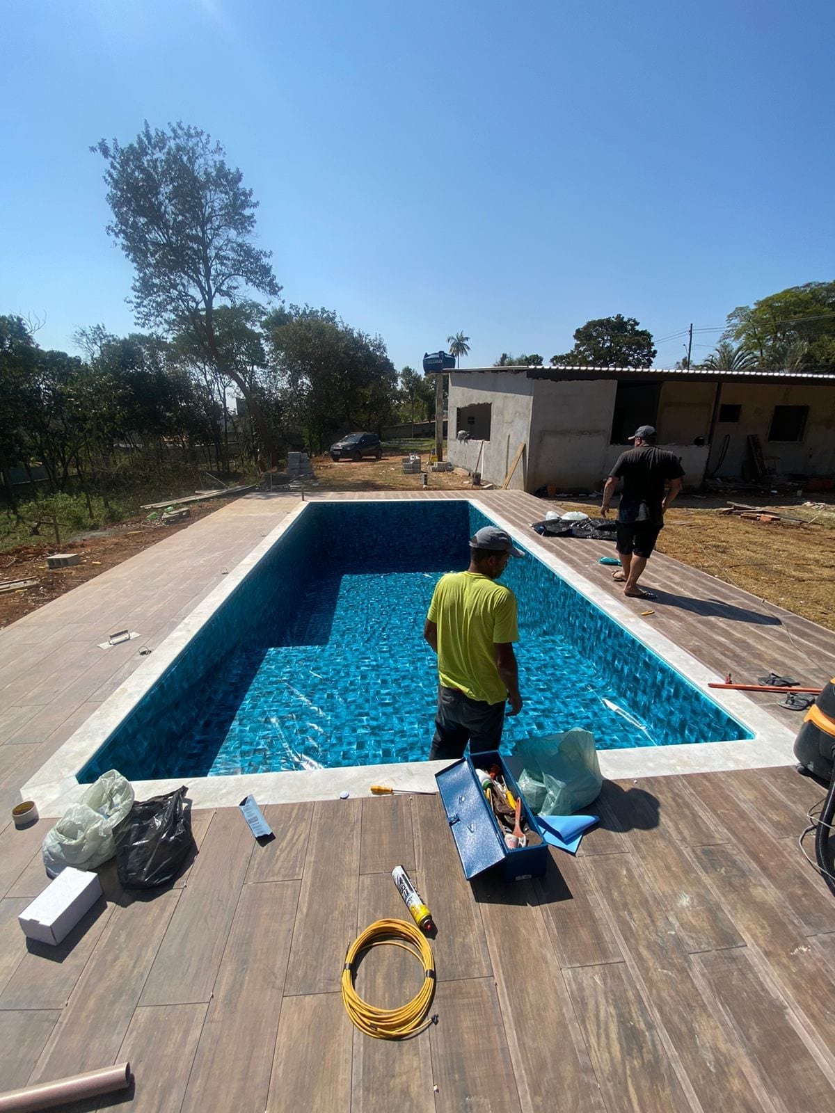 Equipe Piscinas de Vinil instalando revestimento