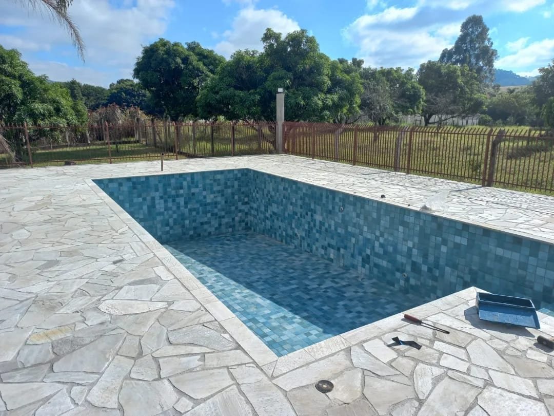 Piscina de vinil recém-concluída em área externa