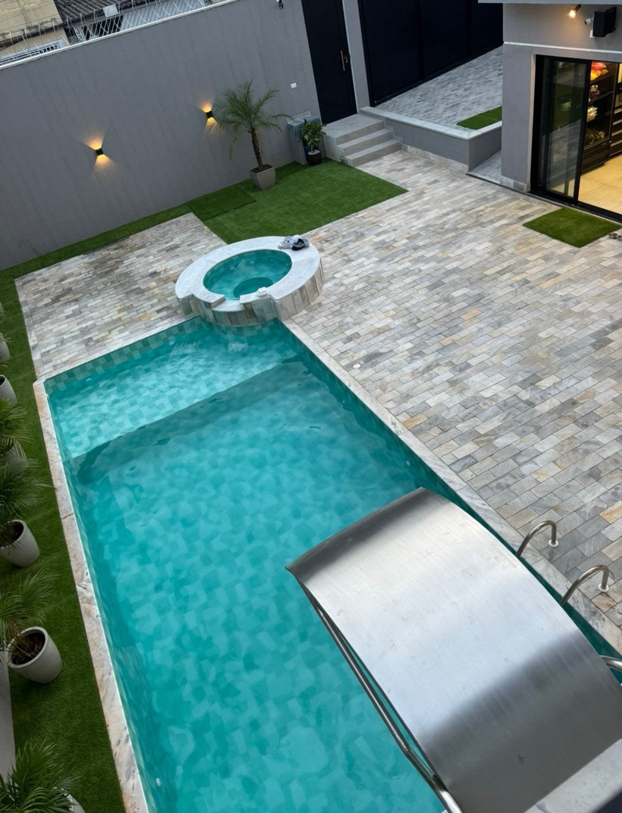 Piscina com cascata iluminada